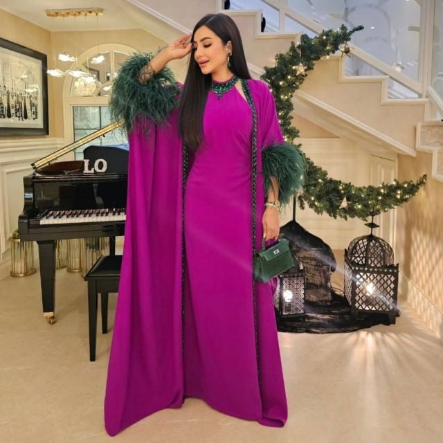 لجين عمران بعباءة أنيقة مع الريش 