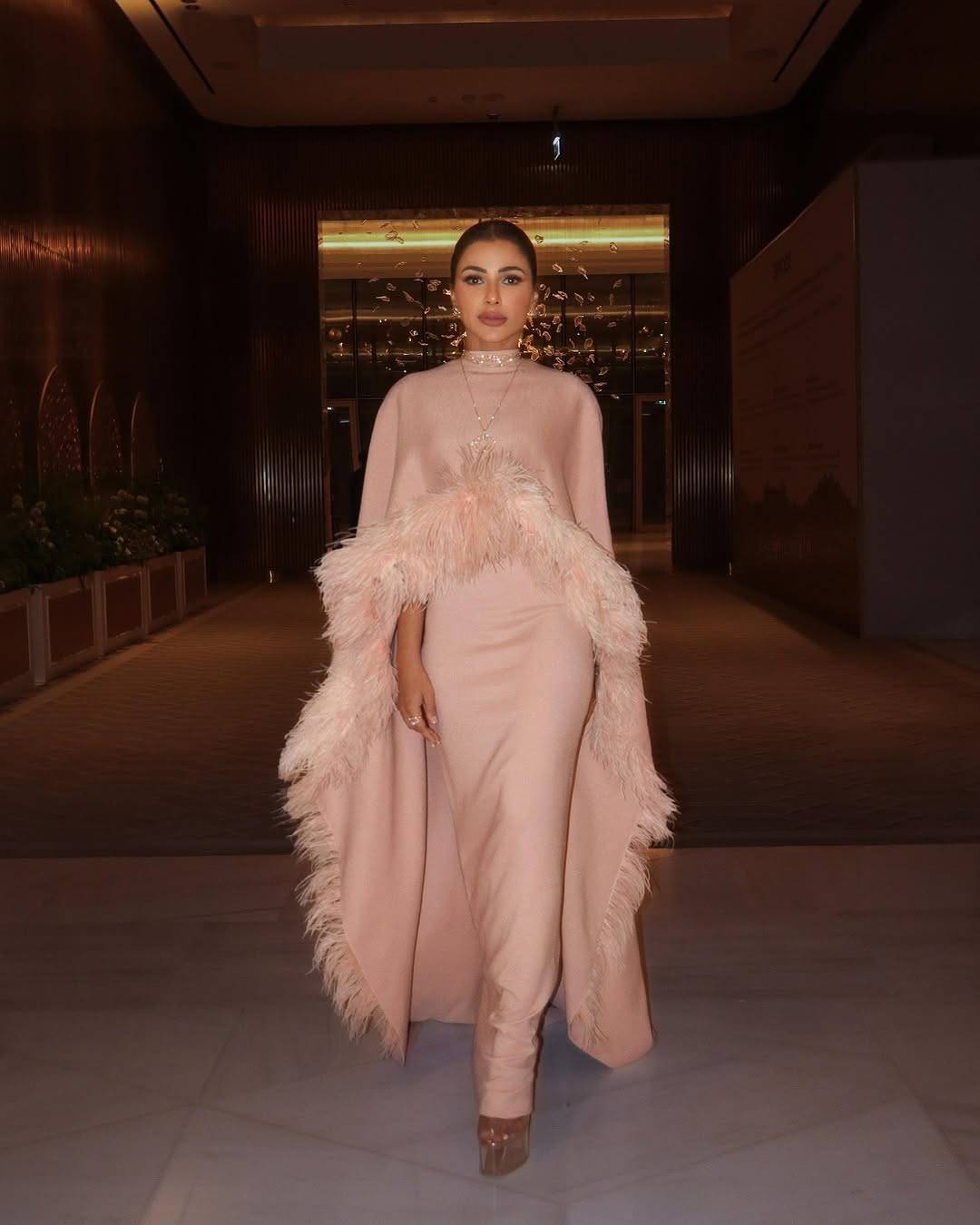 إطلالة مهيرة عبد العزيز: تألق بالزهري والريش