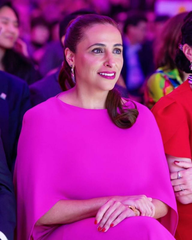 الشيخة بدور القاسمي بإطلالة من فالنتينو Valentino