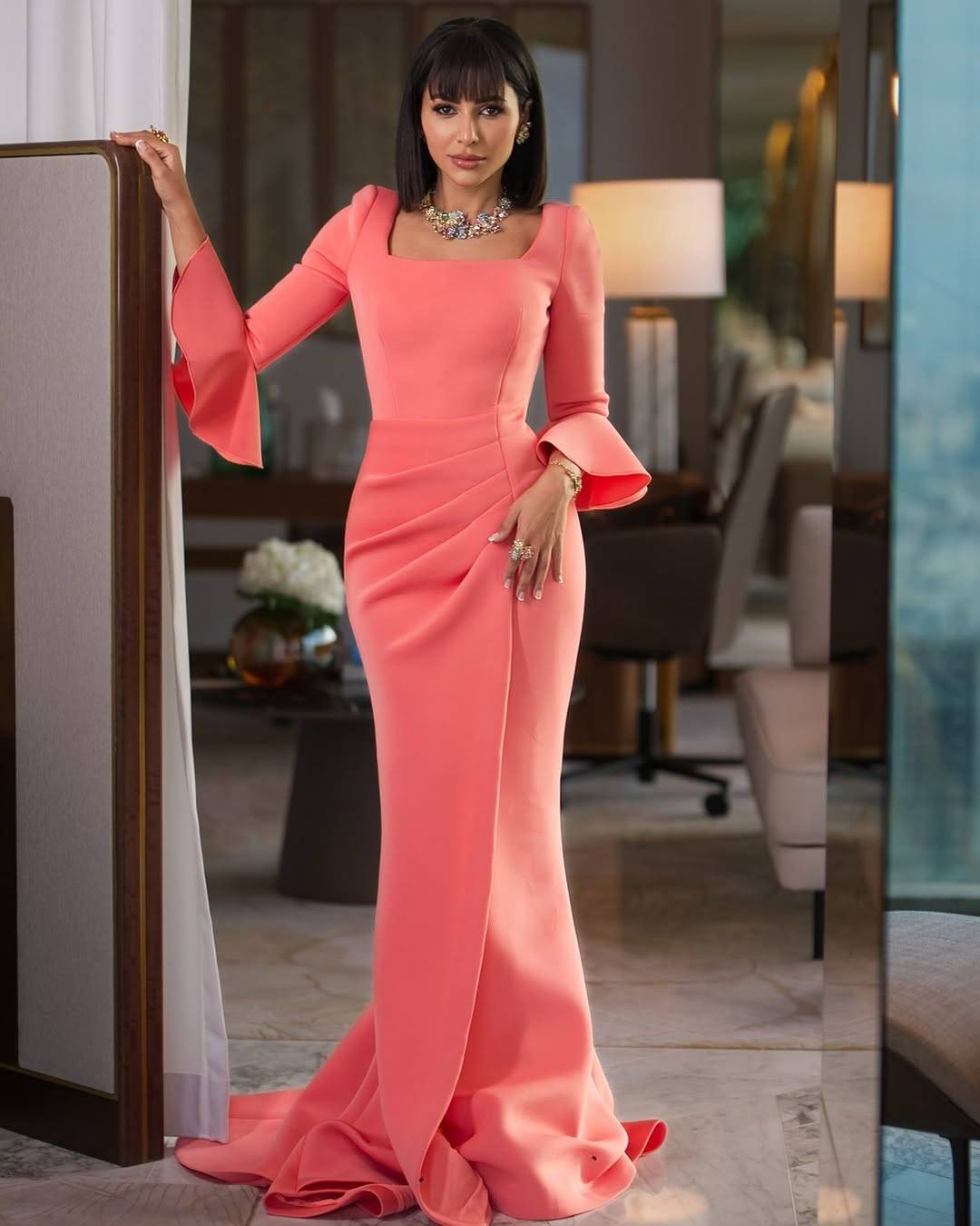 مهيرة عبد العزيز تضجّ أنوثةً بفستان ضيق ومجوهرات مبهرة