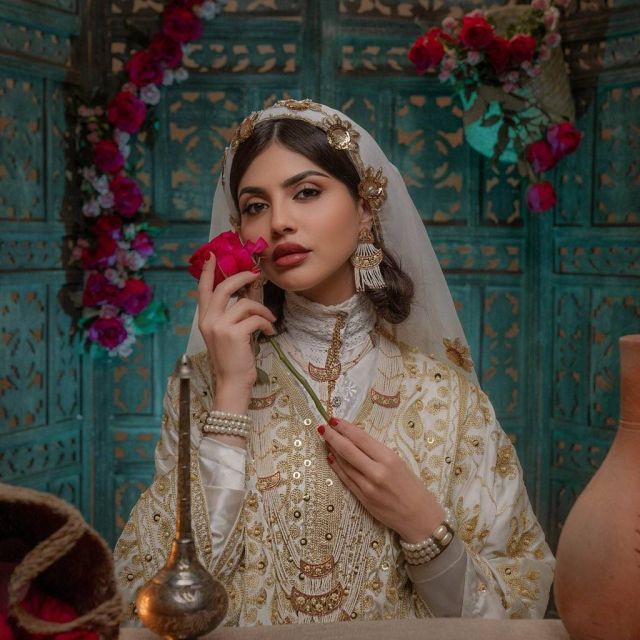 إطلالة من التراث السعودي بالأبيض والذهبي