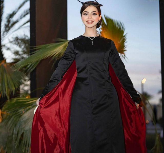 فستان بأسلوب شرقي باللون الأسود مع الكاب