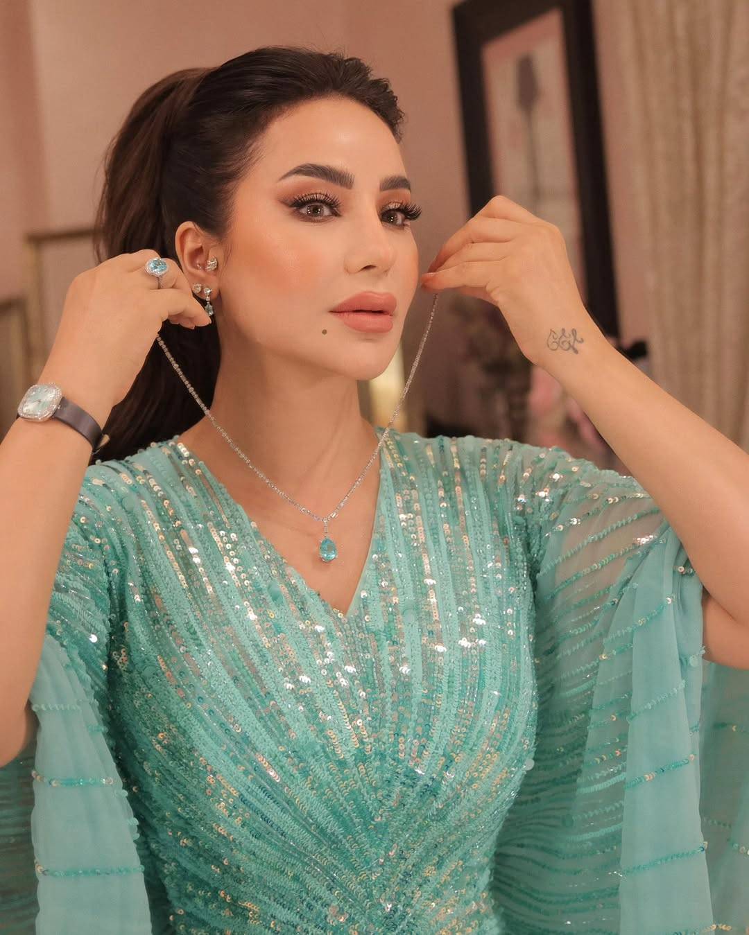 لجين عمران تنسّق إطلالاتها الرمضانية مع مجوهرات فخمة