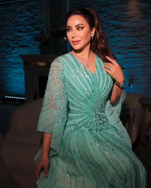 لجين عمران ترتدي القفطان بأسلوب الفراشة بتصميم لبناني