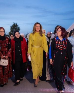 الملكة رانيا تتألق بفستان أصفر زيتوني في إفطار عمان
