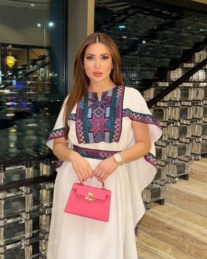 نسرين طافش تتألق بتصميم فلسطيني بلمسات معاصرة
