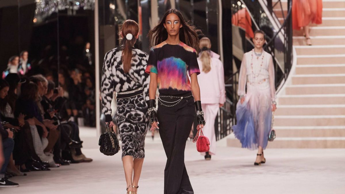 موضة الـ Tie Dye تكتسح منصات عروض أزياء ربيع وصيف 2025