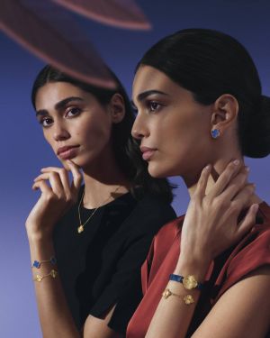 Van Cleef & Arpels تحتفل برمضان بإبداعاتٍ من Alhambra... مشغولة من العقيق الأزرق وبتعاونٍ فنّي مميز