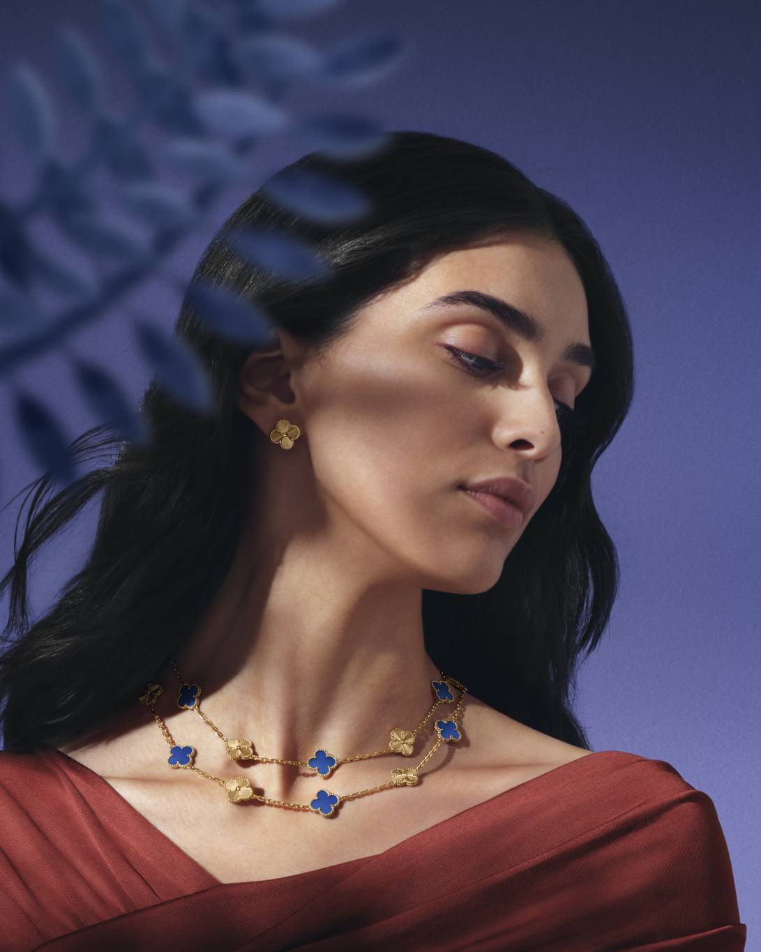 Van Cleef & Arpels تحتفل برمضان بإبداعاتٍ من Alhambra... مشغولة من العقيق الأزرق وبتعاونٍ فنّي مميز