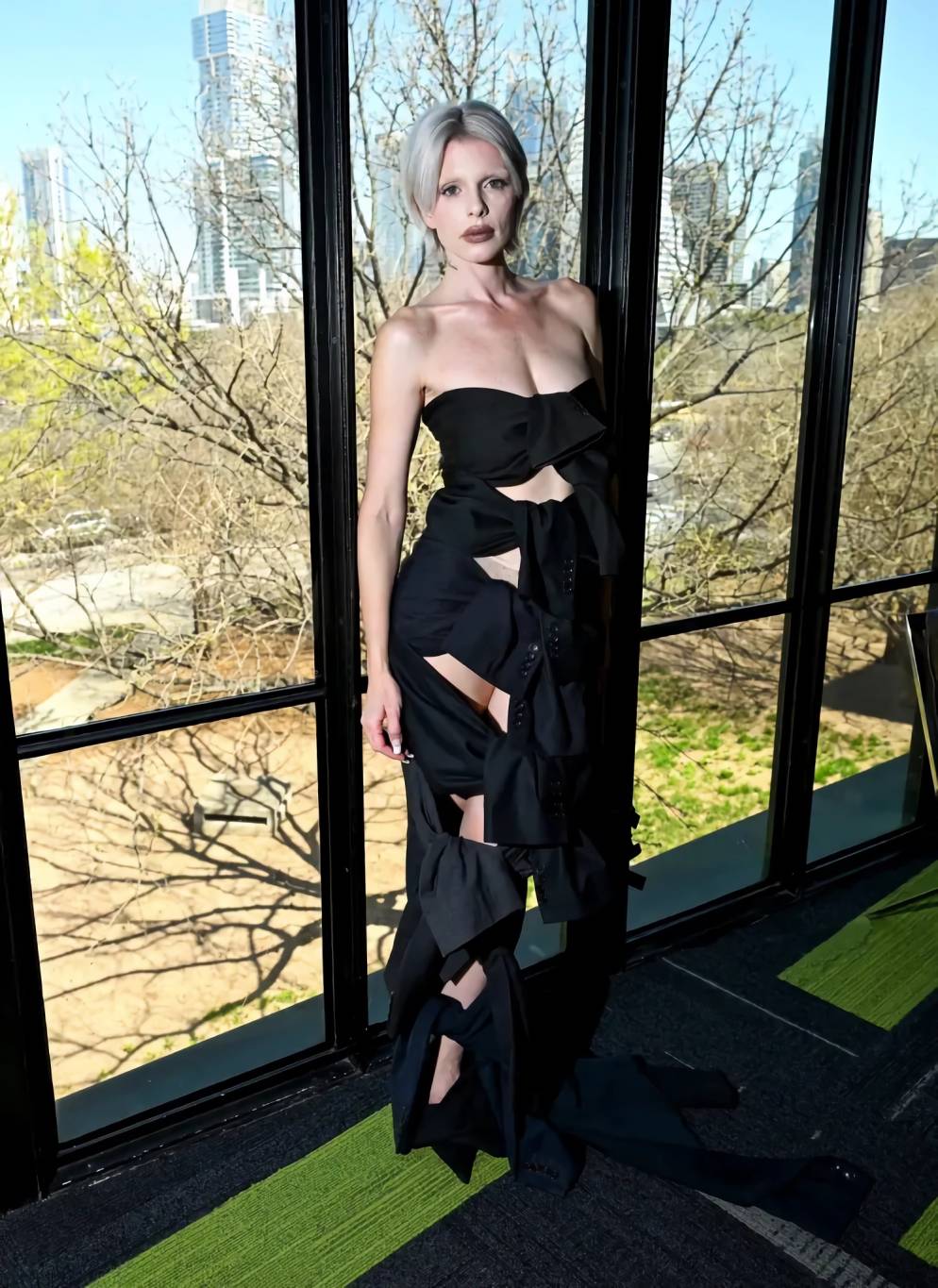 جوليا فوكس بفستان مصنوع من أكمام جاكيت البدلة