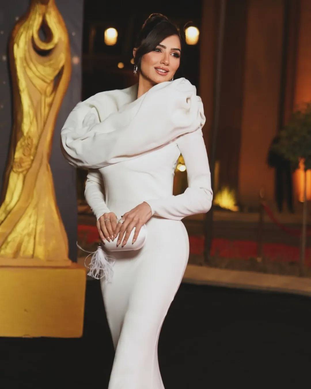 مي عمر بقفطان من المخمل بتطريزات ذهبية (فيديو)