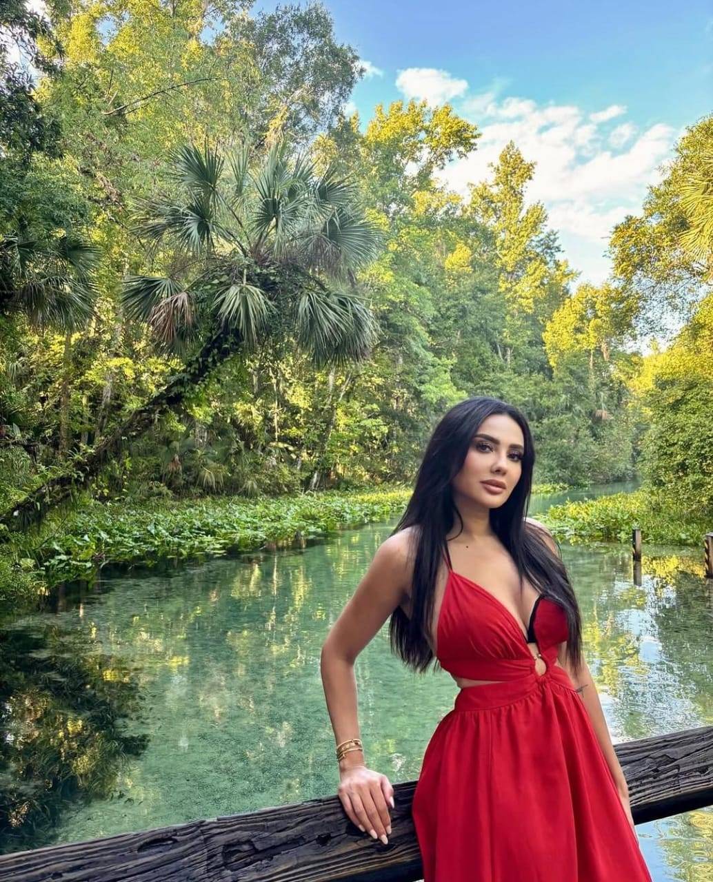 مي القاضي تضج أنوثةً بالأحمر في فلوريدا