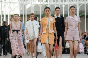مجموعة Chanel لربيع 25: تكريم للنساء المتمرّدات