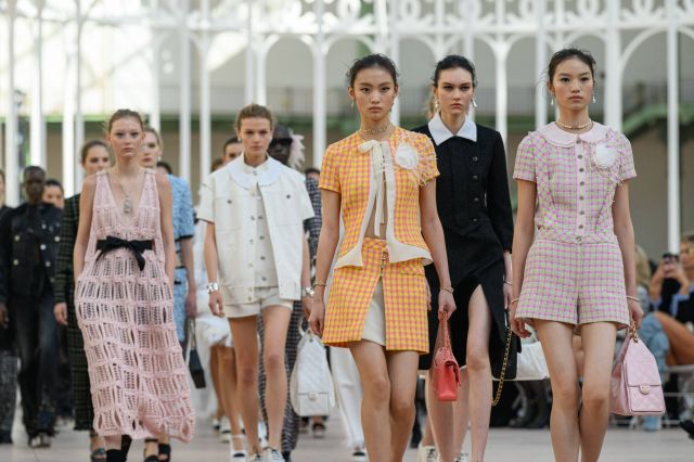 مجموعة Chanel لربيع 25: تكريم للنساء المتمرّدات