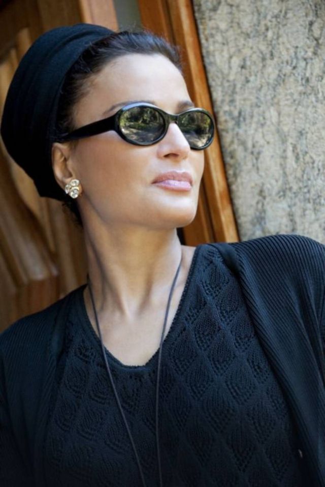 الشيخة موزة بالأقراط الماسية 