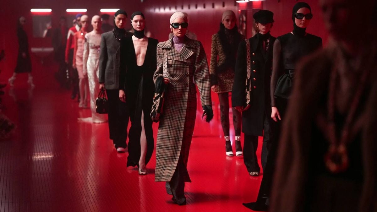 إطلالتان غريبتان في عرض Valentino ضمن 