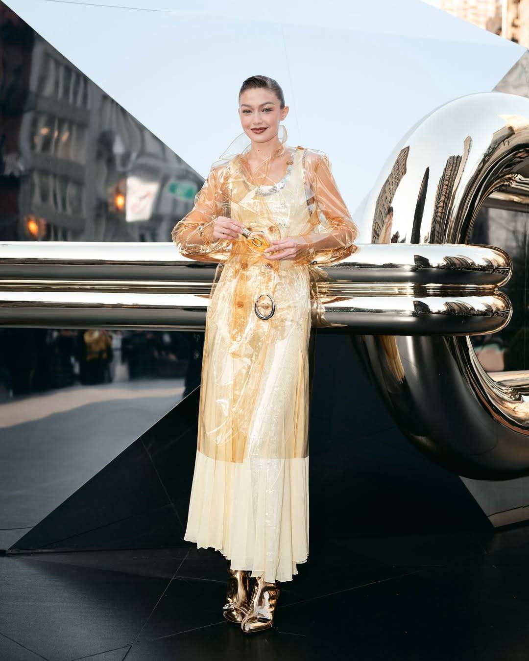 تألقي بصيحة المعطف الشفاف على طريقة جيجي حديد