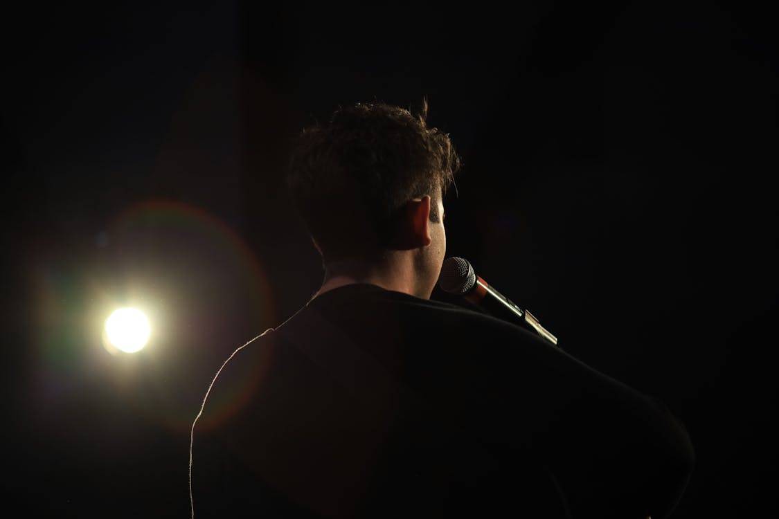 وفاة نجم تركي على المسرح... ووصيته صادمة (فيديو)