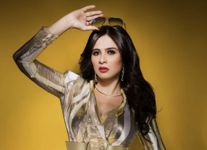 ياسمين عبد العزيز تفاجئ كريم فهمي بشكلها المخيف (فيديو)