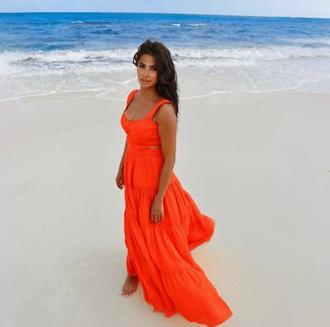 روبي تضج أنوثةً بإطلالة بحرية متناسقة مع سُمرتها