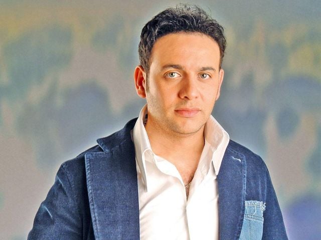 مصطفى قمر متعب بعد جراحة عاجلة (صور)