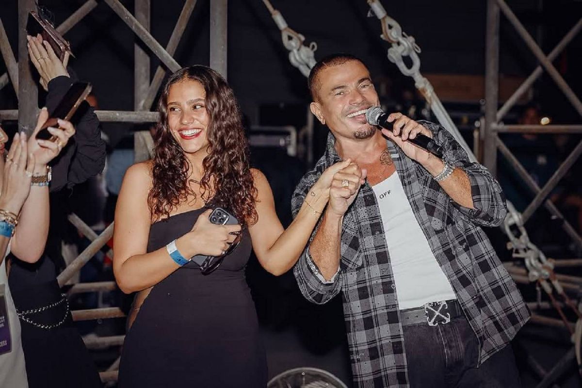 عمرو دياب يفاجئ جمهوره بغناء ابنته جنا في حفل أبو ظبي (فيديو)