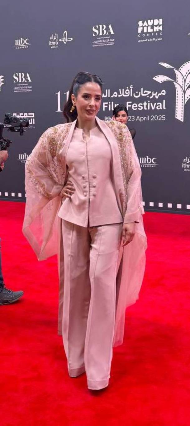 إشراقة وردية بطابع شرقي: عائشة كاي

