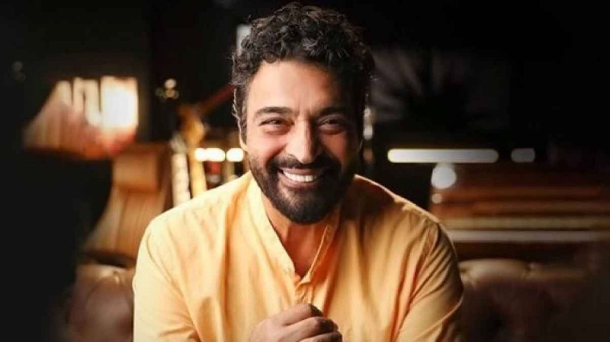 ابن حميد الشاعري يلفت الأنظار بوسامته... تعرّفوا إليه