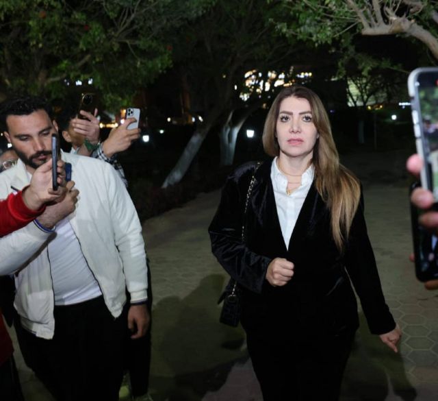 لقاء سويدان لحظة وصولها لمكان العزاء