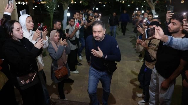 إدوارد يصل عزاء زوجة نضال الشافعي