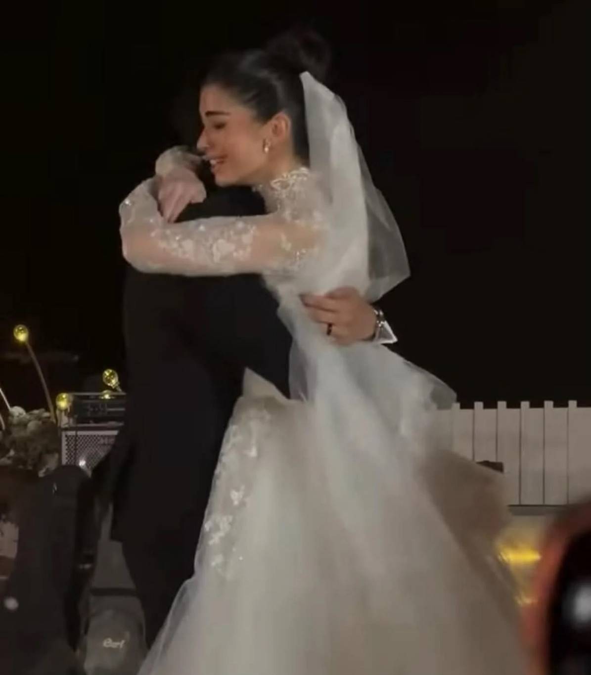 بكاء ليلى زاهر في حفل زفافها بكاء ليلى زاهر في حفل زفافها