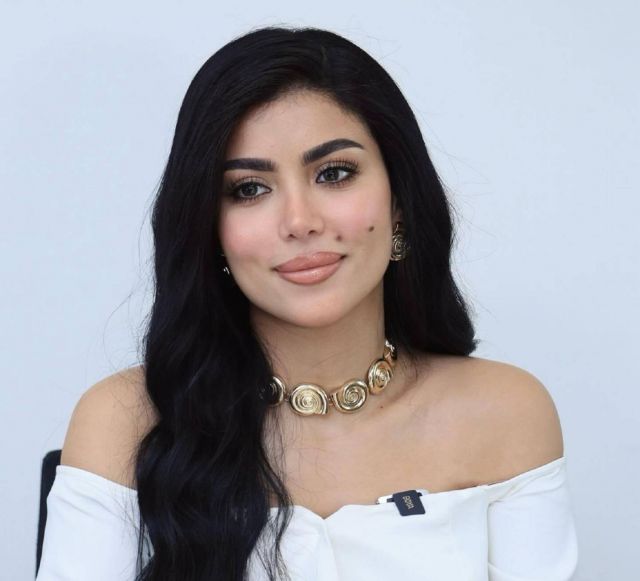 كارولين عزمي