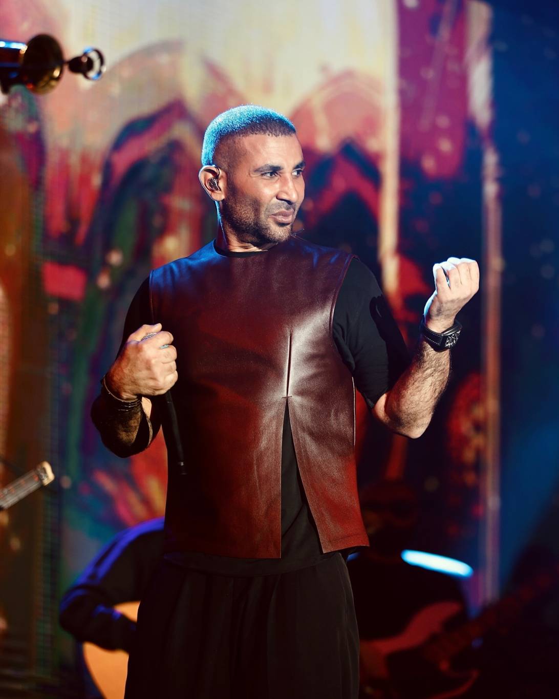 أحمد سعد يفتتح حفلات الربيع في دبي بدويتو مع مطرب يوناني (صور)