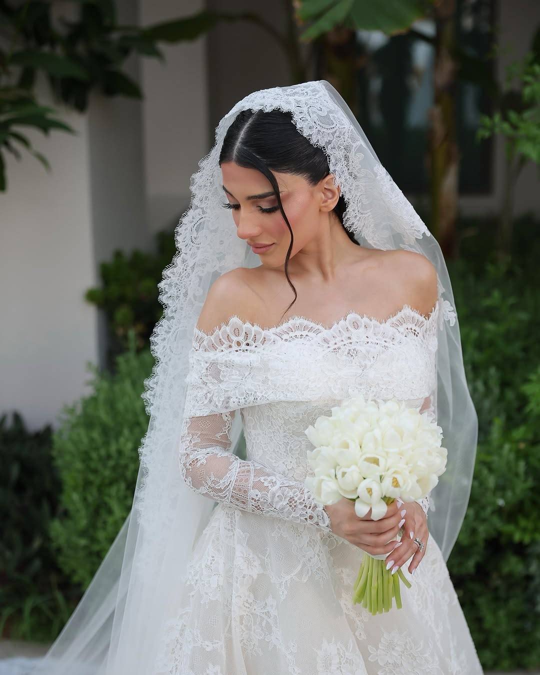 نارين بيوتي تستعرض فستان زفافها الفخم بصور خاصة