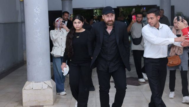 نضال الشافعي وابنته لحظة وصولهما لمكان العزاء