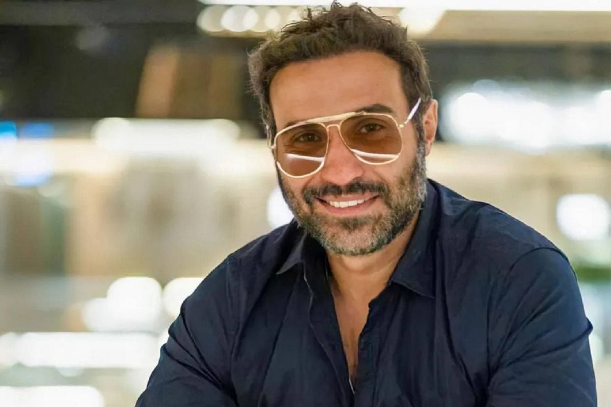 أحمد فهمي يمازح أحمد السقا بسبب حلم من 15 سنة (فيديو)