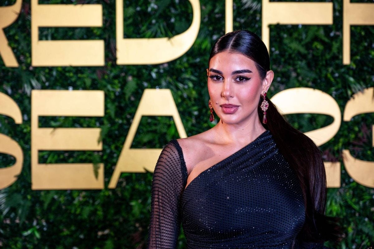 ياسمين صبري تستعرض رشاقتها على شاطئ البحر