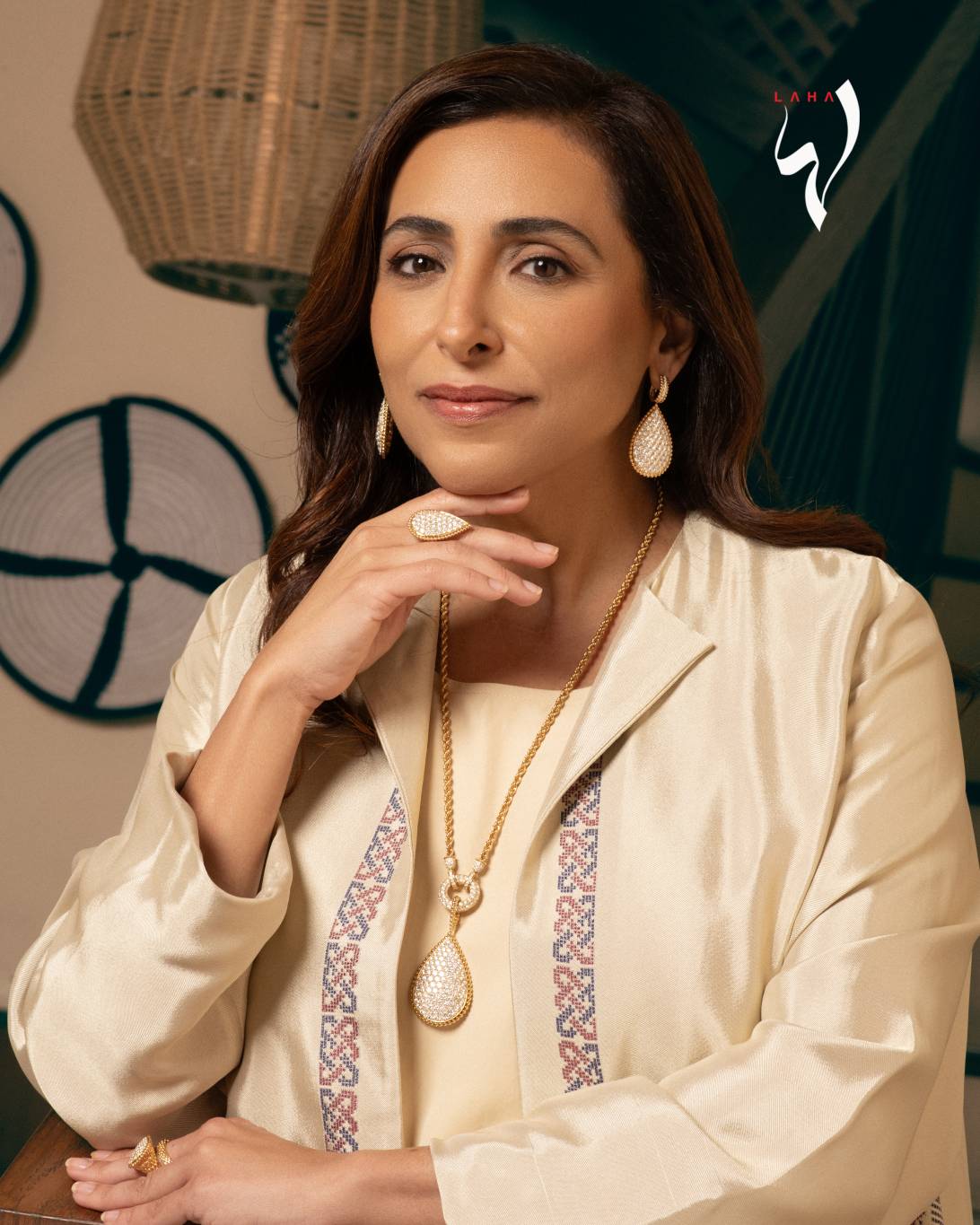 عباية من 1309 Studios، أقراط Serpent Bohème Sleepers, XL Motif من الذهب الأصفر والماس، خاتم Serpent Bohème XL Motif من الذهب الأصفر والماس، عقد Serpent Bohème XXL Motif من الذهب الأصفر والماس، خاتم Serpent Bohème L Motif من الذهب الأصفر والماس من Boucheron عباية من 1309 Studios، أقراط Serpent Bohème Sleepers, XL Motif من الذهب الأصفر والماس، خاتم Serpent Bohème XL Motif من الذهب الأصفر والماس، عقد Serpent Bohème XXL Motif من الذهب الأصفر والماس، خاتم Serpent Bohème L Motif من الذهب الأصفر والماس من Boucheron