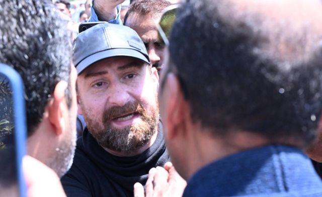 نضال الشافعي في جنازة زوجته