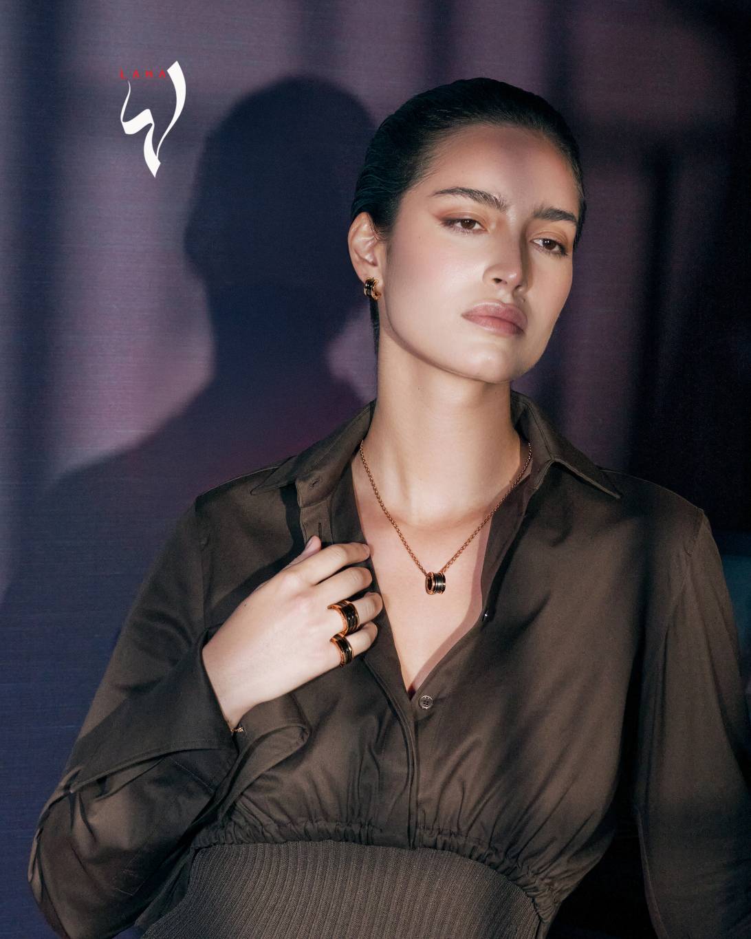 قميص من Max Mara
أقراط BVLGARI B.Zero1 من الذهب الوردي والسيراميك الأسود، عقد BVLGARI B.Zero1 من الذهب الوردي مع السيراميك الأسود ومرصع بالماس، خاتم BVLGARI B.Zero1 بأسلوب Double-Band من الذهب الوردي والسيراميك الأسود و خاتم BVLGARI B.Zero1 بأسلوب Four-Band من الذهب الوردي والسيراميك الأسود من Bvlgari قميص من Max Mara
أقراط BVLGARI B.Zero1 من الذهب الوردي والسيراميك الأسود، عقد BVLGARI B.Zero1 من الذهب الوردي مع السيراميك الأسود ومرصع بالماس، خاتم BVLGARI B.Zero1 بأسلوب Double-Band من الذهب الوردي والسيراميك الأسود و خاتم BVLGARI B.Zero1 بأسلوب Four-Band من الذهب الوردي والسيراميك الأسود من Bvlgari