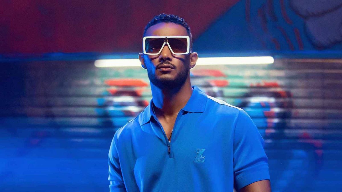 محمد رمضان يحاول إرضاء الجمهور بحركة غريبة على المسرح (فيديو)