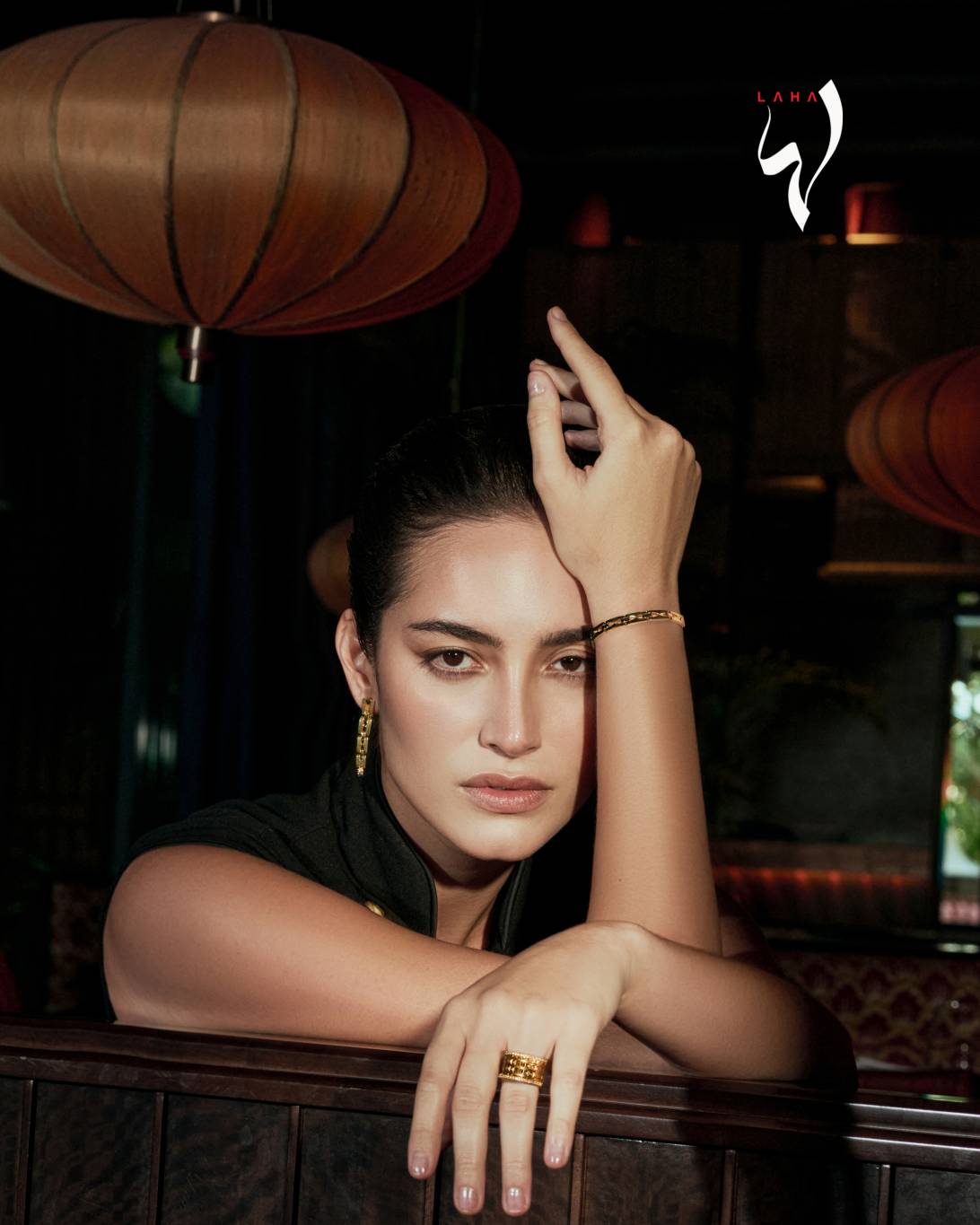 بلوزة من Onori، أقراط BVLGARI B.Zero1 Rock Chain من الذهب الأصفر والماس، سوار BVLGARI B.Zero1 Rock Chain من الذهب الأصفر، خاتم BVLGARI B.Zero1 Rock Chain بأسلوب Four-Band من الذهب الأصفر ومرصع بالماس من Bvlgari بلوزة من Onori، أقراط BVLGARI B.Zero1 Rock Chain من الذهب الأصفر والماس، سوار BVLGARI B.Zero1 Rock Chain من الذهب الأصفر، خاتم BVLGARI B.Zero1 Rock Chain بأسلوب Four-Band من الذهب الأصفر ومرصع بالماس من Bvlgari