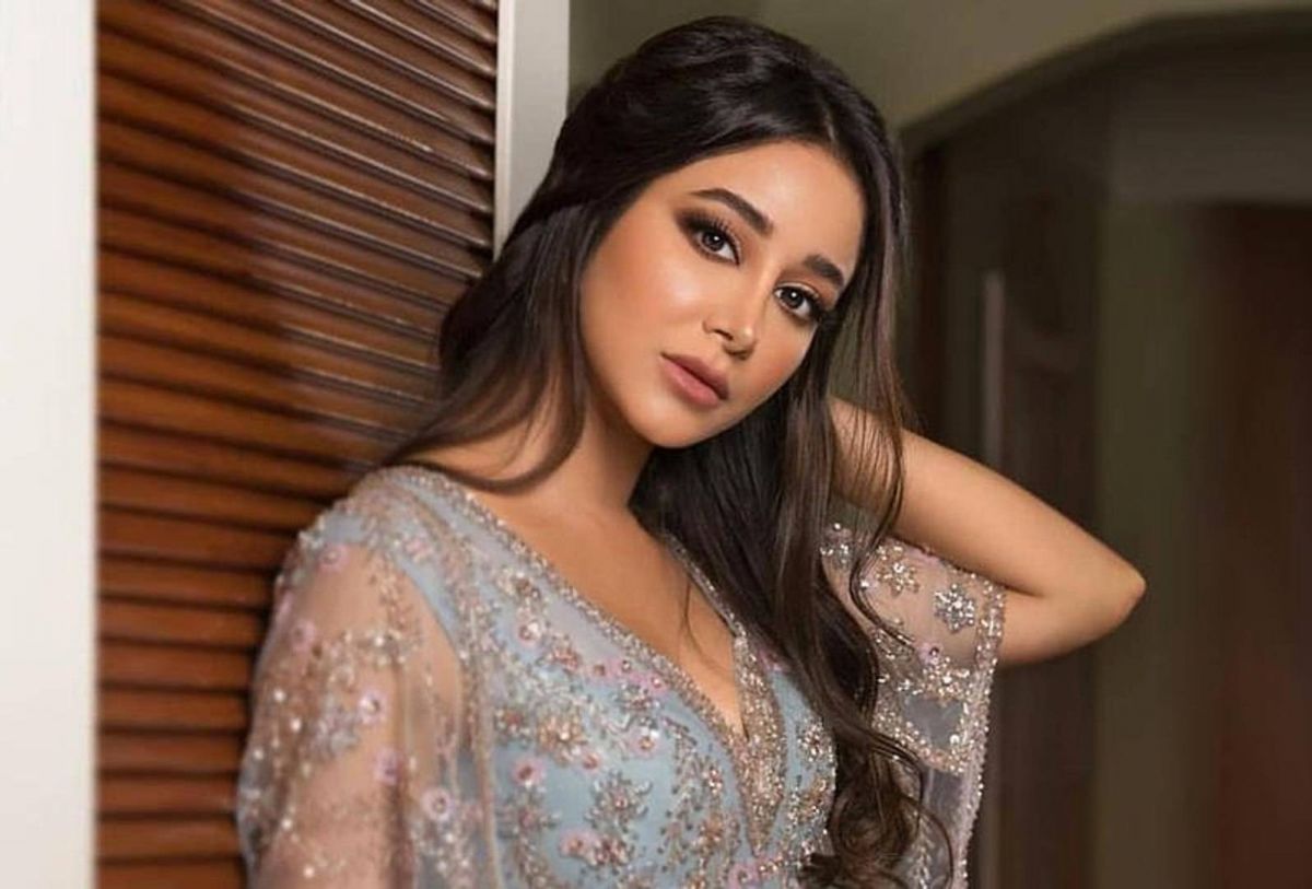 أسيل عمران بلقطات عفوية مع والدها في سويسرا