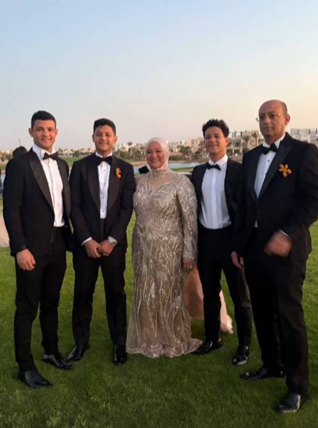 العريس مع شقيقيه ووالديه