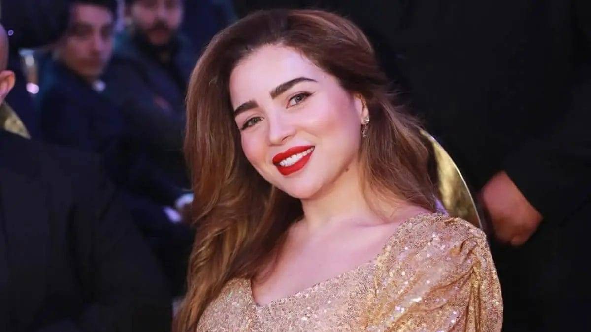 مي عز الدين تلفت الأنظار بملامحها بدون مكياج