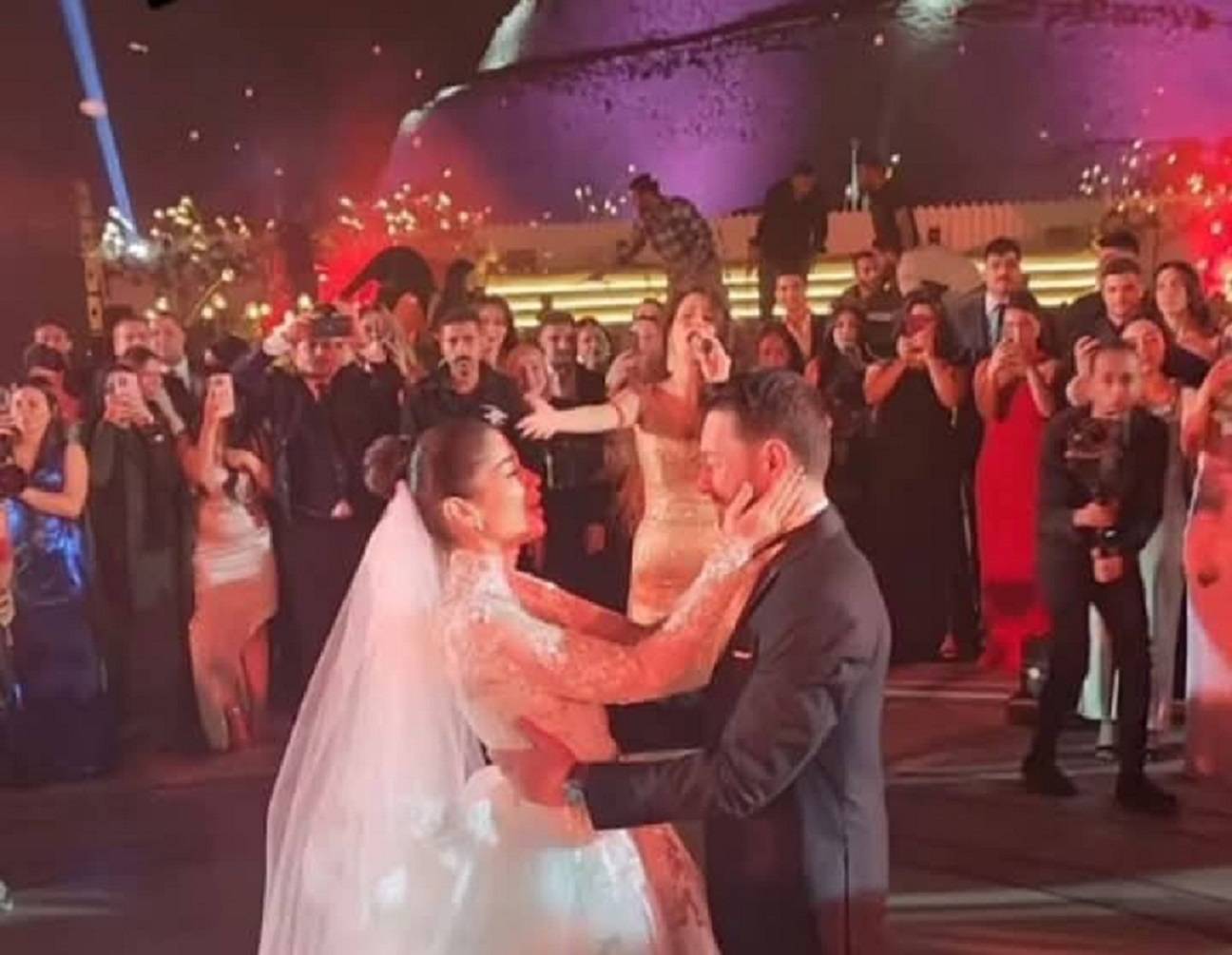 أحمد زاهر يرقص مع ابنته في حفل الزفاف أحمد زاهر يرقص مع ابنته في حفل الزفاف