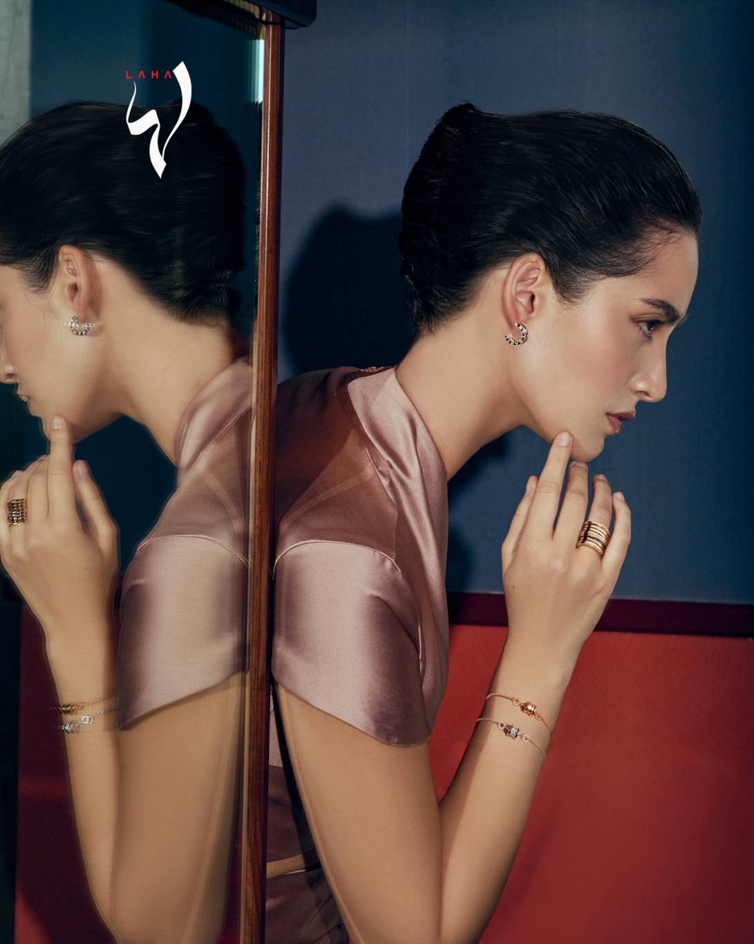 بلوزة من Onori، أقراط BVLGARI B.Zero1 من الذهب الأبيض ومرصعة بالماس، وخاتم BVLGARI B.Zero1 بأسلوب Four-Band من الذهب الأصفر، وخاتم BVLGARI B.Zero1 بأسلوب Three-Band من الذهب الأصفر، الوردي والأبيض، سوار BVLGARI B.Zero1 من الذهب الأصفر، سوار BVLGARI B.Zero1 من الذهب الأبيض المرصع بالماس من Bvlgari بلوزة من Onori، أقراط BVLGARI B.Zero1 من الذهب الأبيض ومرصعة بالماس، وخاتم BVLGARI B.Zero1 بأسلوب Four-Band من الذهب الأصفر، وخاتم BVLGARI B.Zero1 بأسلوب Three-Band من الذهب الأصفر، الوردي والأبيض، سوار BVLGARI B.Zero1 من الذهب الأصفر، سوار BVLGARI B.Zero1 من الذهب الأبيض المرصع بالماس من Bvlgari