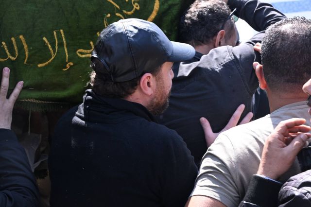 نضال الشافعي يحمل نعش زوجته