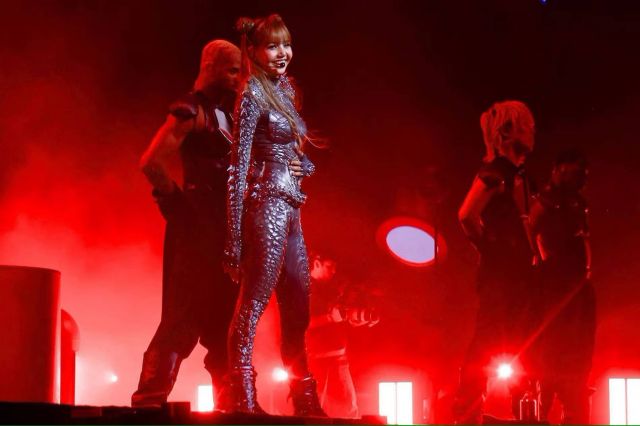 ليزا تتألق بأسلوب الزواحف
