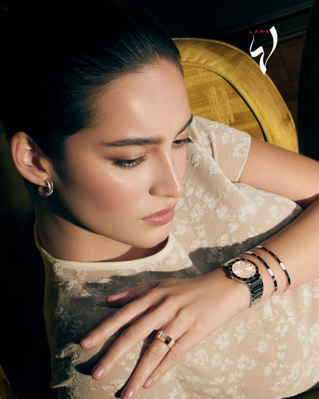 بلوزة من Fendi
أقراط BVLGARI B.Zero1 من الذهب الأبيض ومرصعة بالماس، ساعة BVLGARI BVLGARI بقطر 33 مم من الستانلس ستيل، بازل من الذهب الأصفر، Dial من السيلفر، الماس وحركة كوارتز ومقاومة للماء بعمق 30 م، سوار BVLGARI B.Zero1 من الذهب الوردي، سوار BVLGARI B.Zero1 من الذهب الأبيض، خاتم BVLGARI B.Zero1 من الذهب الوردي و خاتم BVLGARI B.Zero1 من الذهب الأبيض من Bvlgari بلوزة من Fendi
أقراط BVLGARI B.Zero1 من الذهب الأبيض ومرصعة بالماس، ساعة BVLGARI BVLGARI بقطر 33 مم من الستانلس ستيل، بازل من الذهب الأصفر، Dial من السيلفر، الماس وحركة كوارتز ومقاومة للماء بعمق 30 م، سوار BVLGARI B.Zero1 من الذهب الوردي، سوار BVLGARI B.Zero1 من الذهب الأبيض، خاتم BVLGARI B.Zero1 من الذهب الوردي و خاتم BVLGARI B.Zero1 من الذهب الأبيض من Bvlgari